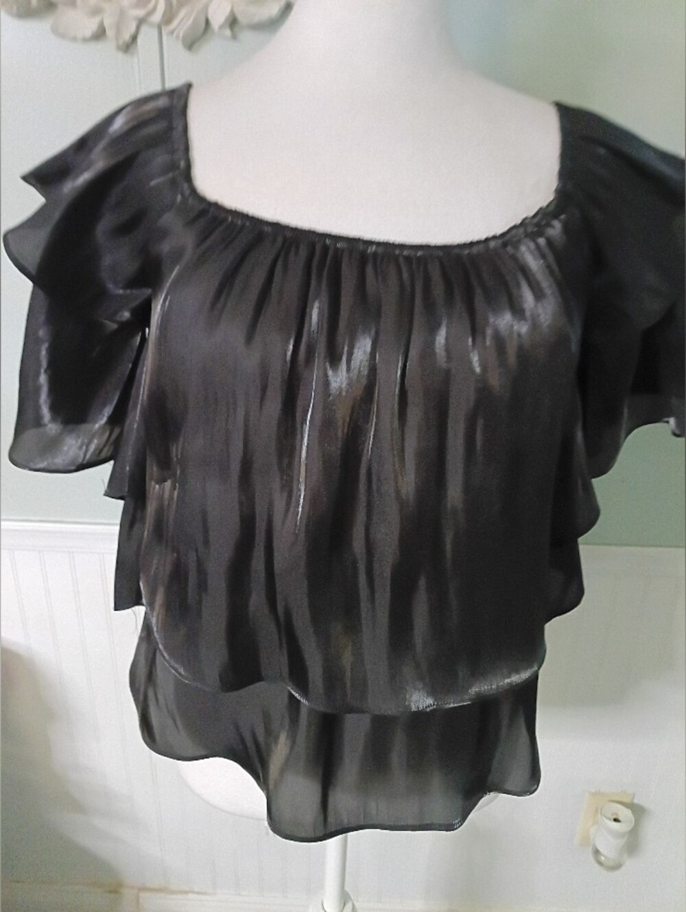 Black Off-Shoulder Ruffle Blouse - Picture 4 of 11